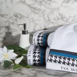 Ręcznik 70x140 EVA 8 Eva Minge czarny zdobiony drukowaną bordiurą z wzorem pepitki i paskiem granatowym - 6