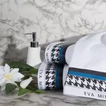 Ręcznik 70x140 EVA 8 Eva Minge czarny zdobiony drukowaną bordiurą z wzorem pepitki i paskiem granatowym - 5