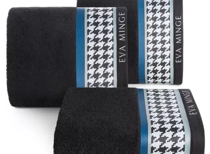Ręcznik 70x140 EVA 8 Eva Minge czarny zdobiony drukowaną bordiurą z wzorem pepitki i paskiem granatowym