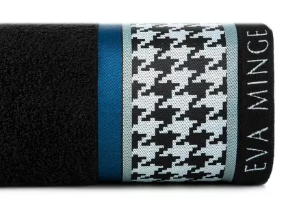 Ręcznik 70x140 EVA 8 Eva Minge czarny zdobiony drukowaną bordiurą z wzorem pepitki i paskiem granatowym