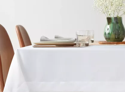 Obrus 145x350 LUCY biały gładki zdobiony kantą