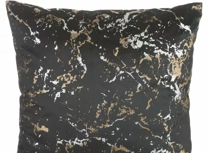 Poszewka welwetowa 45x45 DORI czarna zdobiona metalicznym nadrukiem marmurku