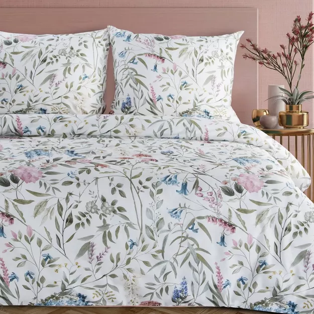 Pościel satynowa 140x200 SPRING 51 biała pudrowa z wzorem delikatnych kwiatów z kolekcji Classic