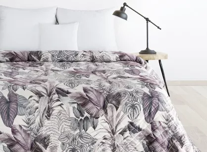 Narzuta welwetowa 170x210 DAVOS 2 biała pikowana z wzorem egzotycznych fioletowych i szarych liści