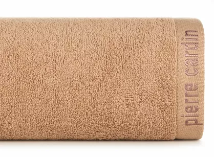 Ręcznik 70x140 EVI Pierre Cardin ciemny puder zdobiony bordiurą w kolorze ręcznika z logo marki