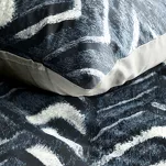 Pościel satynowa 160x200 SPRING 61 ciemny granat z wzorem geometrycznym z kolekcji Classic - 2