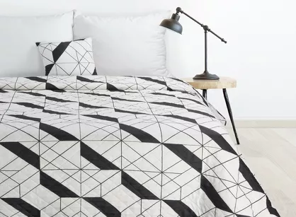 Narzuta pikowana 220x240 GEO 1 kremowa z czarnym wzorem geometrycznym