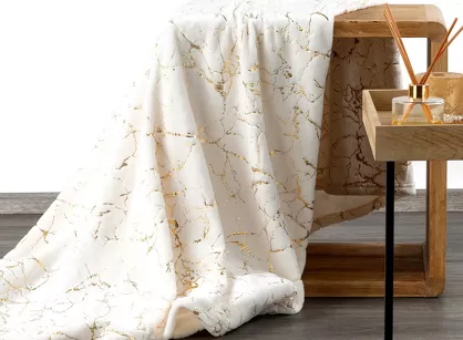 Koc 150x200 GLAMO kremowy ze złotym wzorem marmurkowym z kolekcji Design 91 