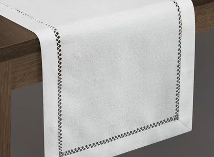 Bieżnik 40x180 EMILY biały z mereżką i ozdobną listwą zapakowany w pudełko