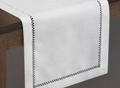 Bieżnik 40x180 EMILY biały z mereżką i ozdobną listwą zapakowany w pudełko