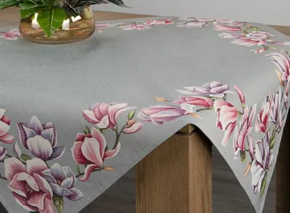Nakładka gobelinowa 100x100 1214 popielata z wzorem różowych kwiatów magnolii