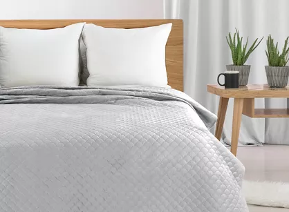 Narzuta na fotel welwetowa 170x210 ARIEL srebrna pikowana w motyw łuski