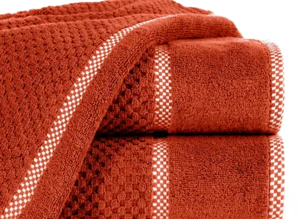Ręcznik bawełniany 70x140 CALEB ceglany o delikatnym wzorze krateczki i kontrastową bordiurą