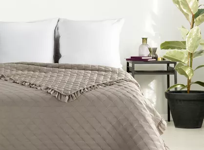 Narzuta jednokolorowa 220x240 VANESA ciemny beż obszyta marszczoną falbaną