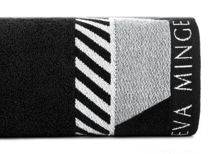 Ręcznik 70x140 EVA 7 Eva Minge czarny zdobiony drukowaną bordiurą z wzorem geometrycznym w pasy