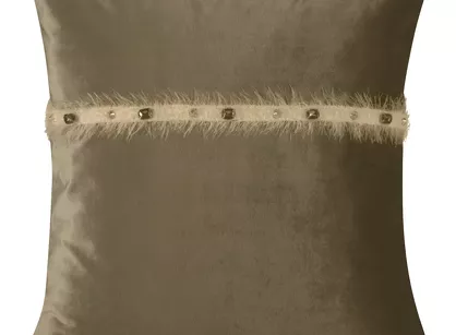 Poszewka welwetowa 45x45 TIANA jasny brąz zdobiona taśmą z delikatnymi włoskami i kryształkami