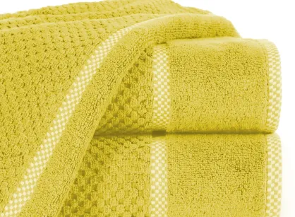 Ręcznik bawełniany 70x140 CALEB musztardowy o delikatnym wzorze krateczki i kontrastową bordiurą
