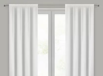Firana na taśmie 135x270 ROSSI biała z lejącej tkaniny z delikatnym nadrukiem