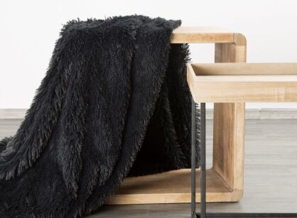 Koc na fotel futrzany 70x160 TIFANY 1 czarny jednokolorowy puszysty z kolekcji Design 91