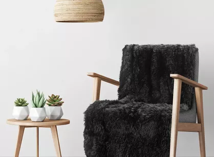 Koc na fotel futrzany 70x160 TIFANY 1 czarny jednokolorowy puszysty z kolekcji Design 91