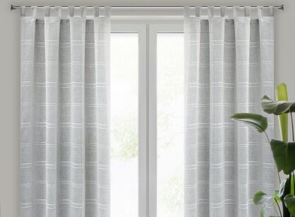 Firana na szelkach 140x250 ARCADIA srebrna o strukturze delikatnego deszczyku zdobiona paseczkami z tkaniny szenilowej