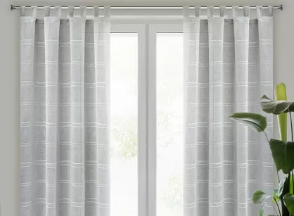 Firana na szelkach 140x250 ARCADIA srebrna o strukturze delikatnego deszczyku zdobiona paseczkami z tkaniny szenilowej