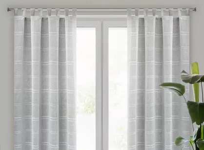 Firana na szelkach 140x250 ARCADIA srebrna o strukturze delikatnego deszczyku zdobiona paseczkami z tkaniny szenilowej