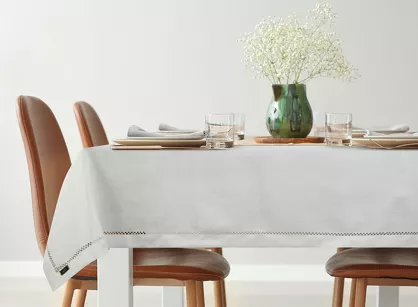 Obrus 145x350 EMILY biały z mereżką i ozdobną listwą