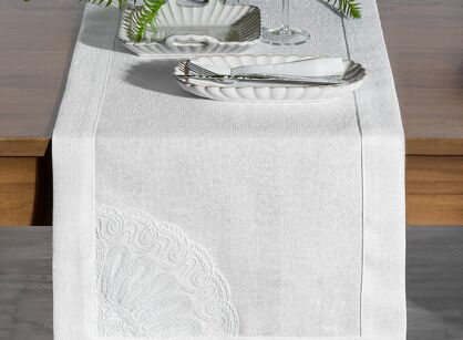 Bieżnik 40x140 ELEN złamana biel z ozdobną kantą i wyhaftowaną koronką na brzegu z kolekcji Premium