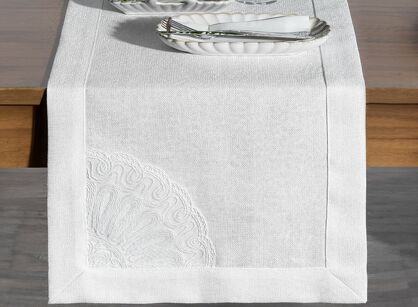 Bieżnik 40x140 ELEN złamana biel z ozdobną kantą i wyhaftowaną koronką na brzegu z kolekcji Premium