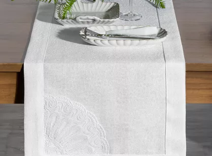 Bieżnik 40x140 ELEN złamana biel z ozdobną kantą i wyhaftowaną koronką na brzegu z kolekcji Premium