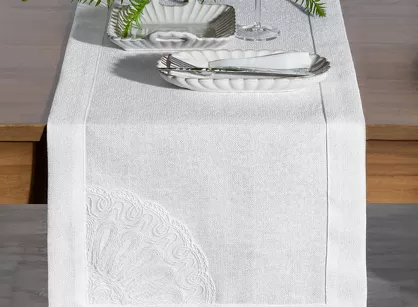 Bieżnik 40x140 ELEN złamana biel z ozdobną kantą i wyhaftowaną koronką na brzegu z kolekcji Premium