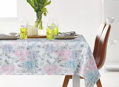 Obrus 140x180 SUMMER 8 różowy z nadrukowanym wzorem kwitnących kwiatów