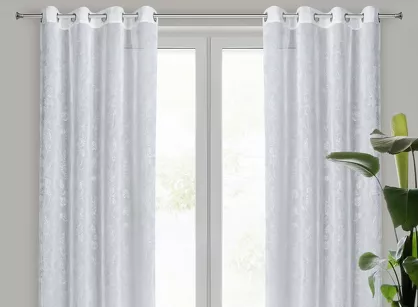 Firana na przelotkach 140x250 JUNI biała z etaminy zdobiona błyszczącym nadrukiem roślinnym