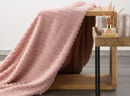 Koc 150x200 LISA pudrowy wytłaczany z efektem 3D z kolekcji Design 91