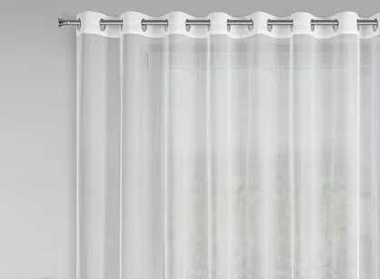 Firana na przelotkach 300x150 SADIE biała z delikatnej siateczki z wyhaftowanymi kwiatkami