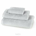 Ręcznik 70x140 VENUS Eva Minge srebrny zdobiony bordiurą w kolorze ręcznika z napisami projektantki 550 g/m2 - 4