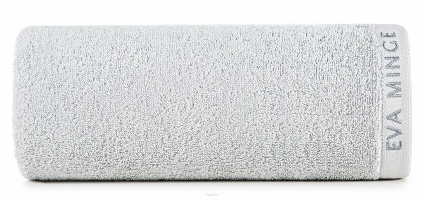 Ręcznik 70x140 VENUS Eva Minge srebrny zdobiony bordiurą w kolorze ręcznika z napisami projektantki 550 g/m2
