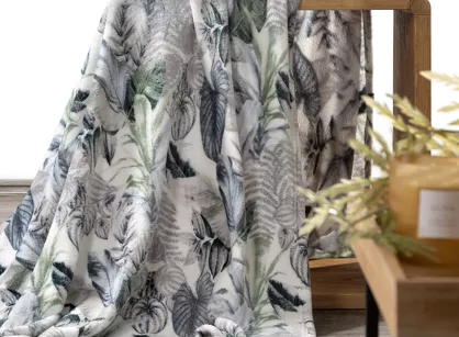 Koc typu flano 150x200 DAVOS 2 biały z nadrukiem zielonych egzotycznych liści