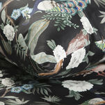 Pościel satynowa 140x200 GIFT 2 czarna z egzotycznym wzorem kwiatów i ptaków z kolekcji Nova Print zapakowana w pudełko - 3