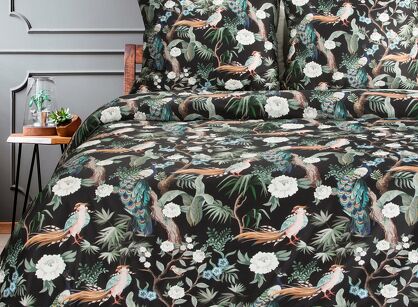 Pościel satynowa 140x200 GIFT 2 czarna z egzotycznym wzorem kwiatów i ptaków z kolekcji Nova Print zapakowana w pudełko
