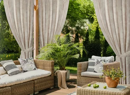 Zasłona na taras 155x240 GARDEN 15 pudrowa na szelkach zapinanymi na rzepy wodoodporna z motywem roślinnym