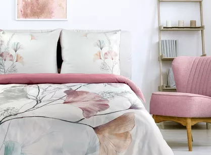 Pościel z makosatyny 220x200 MOLLY biała z różowym wzorem roślinnym z kolekcji Premium
