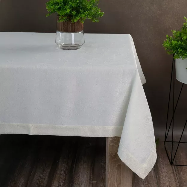  Obrus 140x240 LENA kremowy zdobiony kantą z nicią złotą