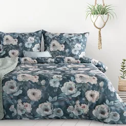 Pościel z mikrowłókna 160x200 KIRA ciemny granat z nadrukiem niebieskich kwiatów Design 91