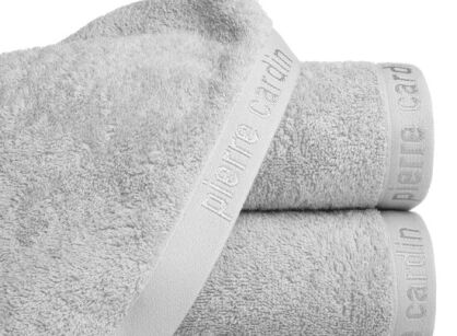 Ręcznik 50x90 EVI Pierre Cardin srebrny zdobiony bordiurą w kolorze ręcznika z logo marki