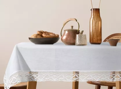 Obrus 140x180 SUSAN biały zdobiony koronką