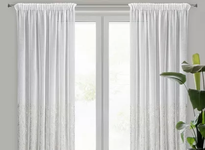 Firana na taśmie 140x270 MELIA biała z etaminy zdobiona gumowym złotym nadrukiem