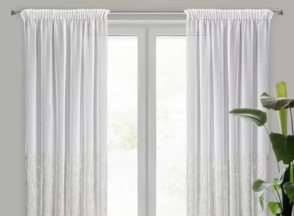 Firana na taśmie 140x270 MELIA biała z etaminy zdobiona gumowym złotym nadrukiem