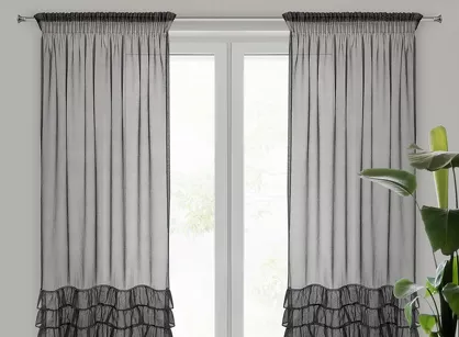 Firana na taśmie 140x250 CARLI czarna z etaminy zdobiona w dolnej części falbanami z paskiem cyrkonii